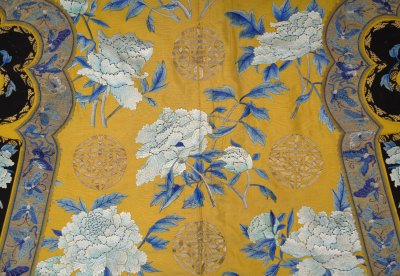 图片[3]-Bright Yellow Silk Embroidered Peony Flat Gold Tuan Shou Single Cloak-China Archive